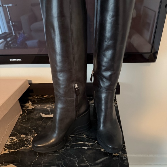 Beautiful Prada Boots from Holt Renfrew size 39 Black - Picture 4 of 15